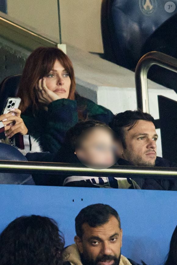 Caroline Receveur est aujourd'hui l'une des ambassadrices de marques les plus prisées sur les réseaux sociaux.
Caroline Receveur, son mari Hugo Philip et leur fils Marlon dans les tribunes du match de Ligue 1 McDonald's opposant le Paris Saint-Germain (PSG) à Lyon (3-1) au Parc des Princes à Paris le 15 décembre 2024.