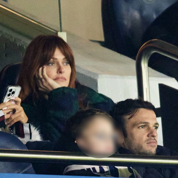 Caroline Receveur est aujourd'hui l'une des ambassadrices de marques les plus prisées sur les réseaux sociaux.
Caroline Receveur, son mari Hugo Philip et leur fils Marlon dans les tribunes du match de Ligue 1 McDonald's opposant le Paris Saint-Germain (PSG) à Lyon (3-1) au Parc des Princes à Paris le 15 décembre 2024.