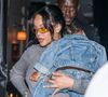 L'assaillante, qui a été arrêtée par la police, serait une jeune femme d'une trentaine d'années. Son arme a été saisie lors de l'arrestation.

Rihanna se rend au restaurant César à Paris, le 28 juin 2025. 

Photo : Tiziano Da Silva / Bestimage