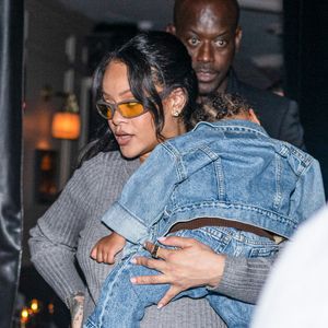 L'assaillante, qui a été arrêtée par la police, serait une jeune femme d'une trentaine d'années. Son arme a été saisie lors de l'arrestation.

Rihanna se rend au restaurant César à Paris, le 28 juin 2025. 

Photo : Tiziano Da Silva / Bestimage