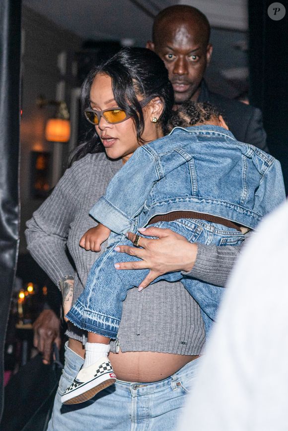 L'assaillante, qui a été arrêtée par la police, serait une jeune femme d'une trentaine d'années. Son arme a été saisie lors de l'arrestation.

Rihanna se rend au restaurant César à Paris, le 28 juin 2025. 

Photo : Tiziano Da Silva / Bestimage