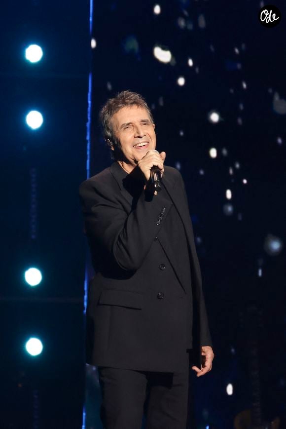Julien Clerc entretient sa voix quotidiennement depuis plusieurs années afin de continuer à interpréter ses chansons dans leur tonalité d’origine.

Exclusif - Julien Clerc, lors de l’enregistrement de l'émission "La fête de la chanson française - 20 ans d'émotions" présentée par L.Thilleman et A.Manoukian, et diffusée le 17 avril sur France 3 à Paris, France, le 9 décembre 2025. © Jack Tribeca/Bestimage