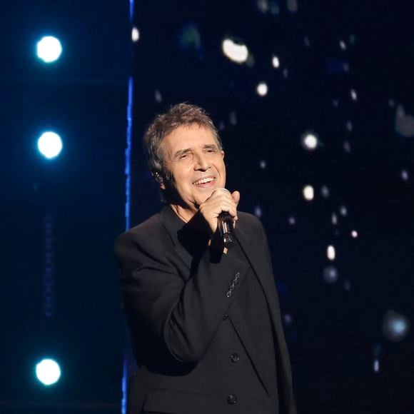 Julien Clerc entretient sa voix quotidiennement depuis plusieurs années afin de continuer à interpréter ses chansons dans leur tonalité d’origine.

Exclusif - Julien Clerc, lors de l’enregistrement de l'émission "La fête de la chanson française - 20 ans d'émotions" présentée par L.Thilleman et A.Manoukian, et diffusée le 17 avril sur France 3 à Paris, France, le 9 décembre 2025. © Jack Tribeca/Bestimage
