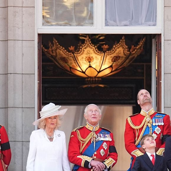 (de gauche à droite) Le duc et la duchesse d'Édimbourg, la reine Camilla, le roi Charles III, le prince Louis, le prince de Galles, le prince George, la princesse de Galles et la princesse Charlotte sur le balcon du palais de Buckingham, à Londres, pour assister au défilé aérien qui suit la cérémonie de la montée des couleurs dans le centre de Londres, à l'occasion de l'anniversaire officiel du roi Charles III.  Le 14 juin 2025. Photo by Aaron Chown/PA Wire/ABACAPRESS.COM