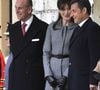 Une pièce intemporelle qu'elle avait déjà arborée en 2008 avec un chapeau assorti, lors d'une visite d'Etat au Royaume-Uni. 

Le président français Nicolas Sarkozy, la reine Élisabeth II, Carla Bruni-Sarkozy et le duc d'Édimbourg assistent à la cérémonie d'accueil au château de Windsor, au Royaume-Uni, le 26 mars 2008.