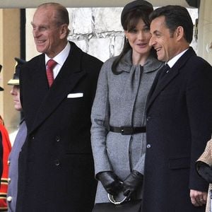 Une pièce intemporelle qu'elle avait déjà arborée en 2008 avec un chapeau assorti, lors d'une visite d'Etat au Royaume-Uni. 

Le président français Nicolas Sarkozy, la reine Élisabeth II, Carla Bruni-Sarkozy et le duc d'Édimbourg assistent à la cérémonie d'accueil au château de Windsor, au Royaume-Uni, le 26 mars 2008.