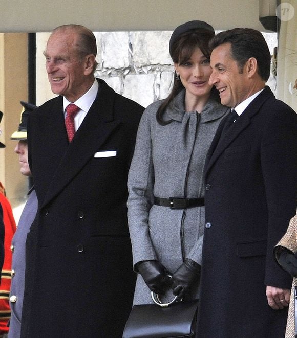 Une pièce intemporelle qu'elle avait déjà arborée en 2008 avec un chapeau assorti, lors d'une visite d'Etat au Royaume-Uni. 

Le président français Nicolas Sarkozy, la reine Élisabeth II, Carla Bruni-Sarkozy et le duc d'Édimbourg assistent à la cérémonie d'accueil au château de Windsor, au Royaume-Uni, le 26 mars 2008.