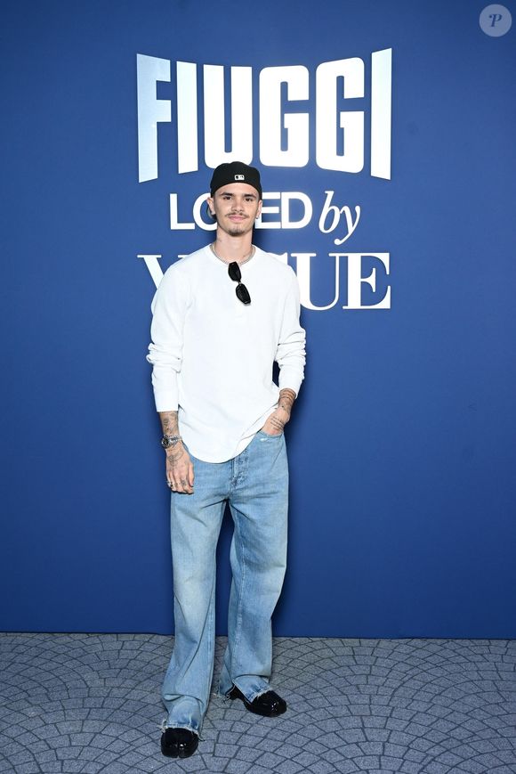 Romeo Beckham participe au photocall du dîner Acqua Fiuggi & Vogue Italia lors de la Semaine de la mode de Milan - Vêtement Femme Automne/Hiver 2025/2026 le 28 février 2025 à Milan, Italie.  Stefano Guindani/SGP/Bestimage