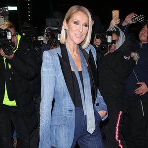 Celine Dion arbore un total look jean veste et cravate à la sortie de son hôtel à New York, le 14 novembre 2019.