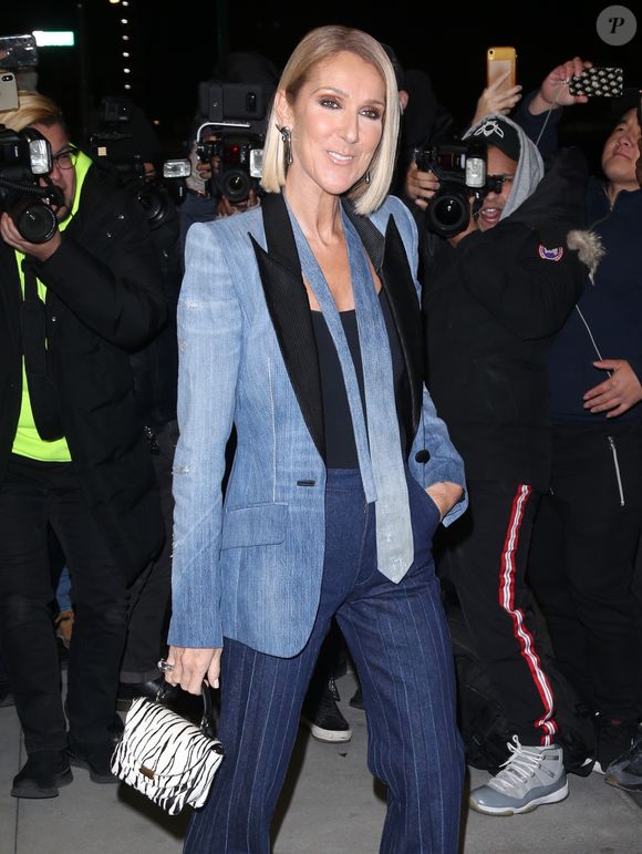 Celine Dion arbore un total look jean veste et cravate à la sortie de son hôtel à New York, le 14 novembre 2019.
