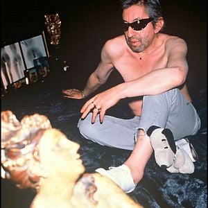 Archives - Serge Gainsbourg chez lui rue de Verneuil à Paris en 1989. (AGENCE / BESTIMAGE).