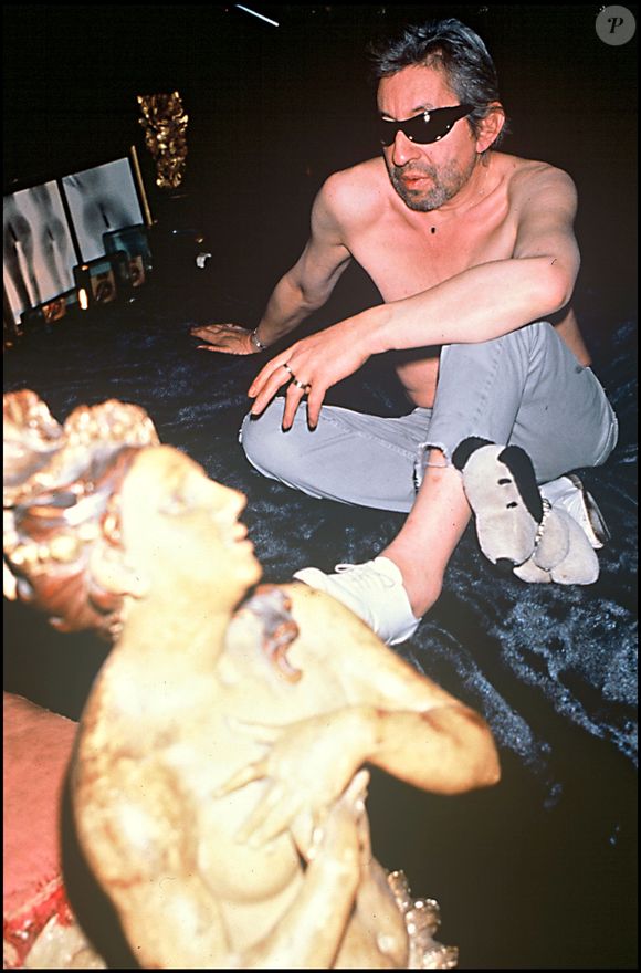 Archives - Serge Gainsbourg chez lui rue de Verneuil à Paris en 1989. (AGENCE / BESTIMAGE).