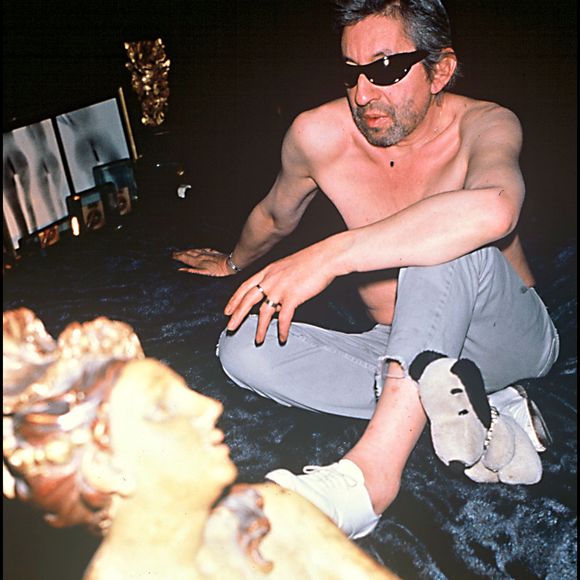 Archives - Serge Gainsbourg chez lui rue de Verneuil à Paris en 1989. (AGENCE / BESTIMAGE).