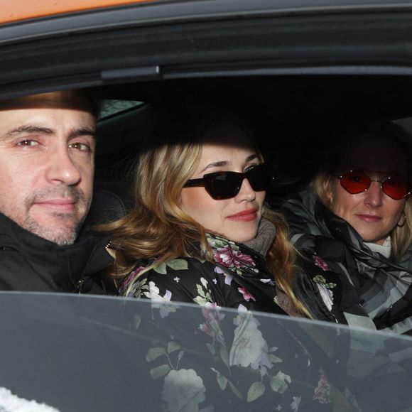 Thomas Sabatier, Chloé Jouannet, Audrey Lamy - Les célébrités prennent le volant sur le circuit sur glace Skoda dans le cadre du 27ème festival International du Film de Comédie de l'Alpe d'Huez, le 19 janvier 2023. 
© Dominique Jacovides / Bestimage