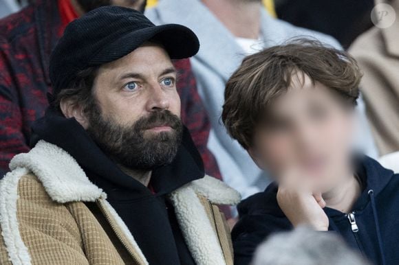 Benjamin Millepied et son fils Aleph - Célébrités des les tribunes lors du match aller du quart de finale de Ligue des champions entre le PSG et Aston Villa (3-1) au Parc des Princes à Paris. © Cyril Moreau/Bestimage