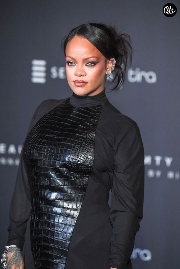 Rihanna  dans une robe Alaïa moulante lors de la soirée organisée pour le lancement de Fenty Beauty à Mumbai, en Inde. Backgrid USA / Bestimage
