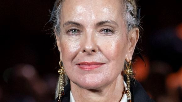 "On a cru à une mise en scène mais..." : Carole Bouquet perd le contrôle de son corps en pleine représentation à Paris