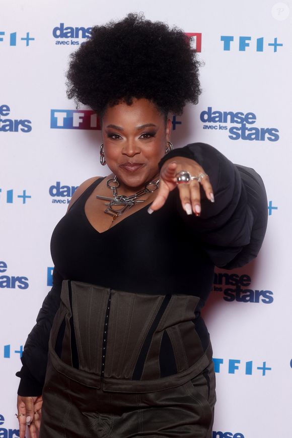 ne danseuse et chorégraphe québécoise qui, pour l'émission, fait le déplacement de Montréal, où elle habite avec son époux Stanley et leur enfant Matéo. 

Mel Charlot - Photocall pour le lancement de la nouvelle saison de l'émission "Danse avec les stars 2024 (DALS)" à la Tour TF1 à Boulogne-Billancourt. Le 25 janvier 2024 © Christophe Clovis / Bestimage