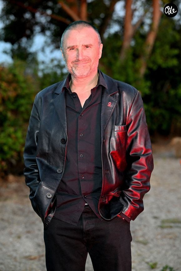 Exclusif - Alexandre Brasseur lors de la soirée de clôture de la troisième édition des Théâtrales d'Eze à l'oppidum du Col d'Eze, le 5 août 2025. 
C'est la pièce de Josiane Balasko, Un cri d'Amour qui a été jouée lors de cette 5eme soirée avec Alexandre Brasseur, Catherine Marchal, Jean Marie Lhomme et Fred Nony.
A travers des pièces, des mises en scènes, des auteurs, des artistes, les Théâtrales d’Eze ont pour ambition de célébrer les talents du monde du théâtre du 1 au 5 août 2025 avec comme parrain d'honneur l'homme de théâtre, Francis Huster et pour cette troisième édition Pierre Arditi comme parrain. Le public, attendu sur l'espace en plein air de l'oppidum du Col d'Eze, pourra voir ou revoir 5 pièces "L'ami du Président", "Pierre Arditi lit ce qu'il aime", "Le Schpountz", "Les marchands d'étoiles" et "Un grand cri d'amour" avec Davy Sardou, Pierre Arditi, Eric Collado, Alexandre Brasseur, Catherine Marchal et bien d'autres... David Brécourt, le directeur artistique du Festival, n'a pas choisi Eze par hasard, il entretient un lien particulier avec cette municipalité depuis plus de 30 ans. Sa fille ainée, Manon, y habite, et son grand père n'est autre que l'immense acteur comique Francis Blanche, qui a vécu à Eze et qui maintenant repose dans le cimetière municipale. David Brécourt a eu comme compagne à 18 ans, Dominique Blanche, la fille du comique. Ce festival voulu par le maire Stéphane Cherki, est aussi une façon de rendre hommage à Francis Blanche, qui fut l’âme comique du village. © Bruno Bebert / Bestimage