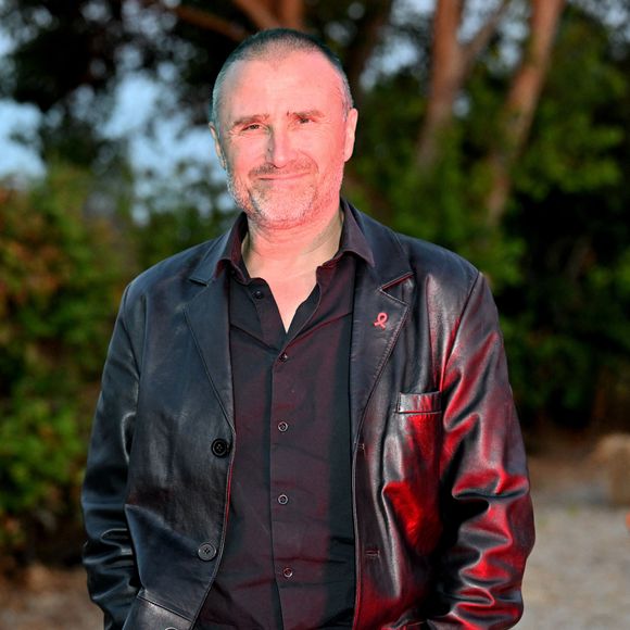 Exclusif - Alexandre Brasseur lors de la soirée de clôture de la troisième édition des Théâtrales d'Eze à l'oppidum du Col d'Eze, le 5 août 2025. 
C'est la pièce de Josiane Balasko, Un cri d'Amour qui a été jouée lors de cette 5eme soirée avec Alexandre Brasseur, Catherine Marchal, Jean Marie Lhomme et Fred Nony.
A travers des pièces, des mises en scènes, des auteurs, des artistes, les Théâtrales d’Eze ont pour ambition de célébrer les talents du monde du théâtre du 1 au 5 août 2025 avec comme parrain d'honneur l'homme de théâtre, Francis Huster et pour cette troisième édition Pierre Arditi comme parrain. Le public, attendu sur l'espace en plein air de l'oppidum du Col d'Eze, pourra voir ou revoir 5 pièces "L'ami du Président", "Pierre Arditi lit ce qu'il aime", "Le Schpountz", "Les marchands d'étoiles" et "Un grand cri d'amour" avec Davy Sardou, Pierre Arditi, Eric Collado, Alexandre Brasseur, Catherine Marchal et bien d'autres... David Brécourt, le directeur artistique du Festival, n'a pas choisi Eze par hasard, il entretient un lien particulier avec cette municipalité depuis plus de 30 ans. Sa fille ainée, Manon, y habite, et son grand père n'est autre que l'immense acteur comique Francis Blanche, qui a vécu à Eze et qui maintenant repose dans le cimetière municipale. David Brécourt a eu comme compagne à 18 ans, Dominique Blanche, la fille du comique. Ce festival voulu par le maire Stéphane Cherki, est aussi une façon de rendre hommage à Francis Blanche, qui fut l’âme comique du village. © Bruno Bebert / Bestimage
