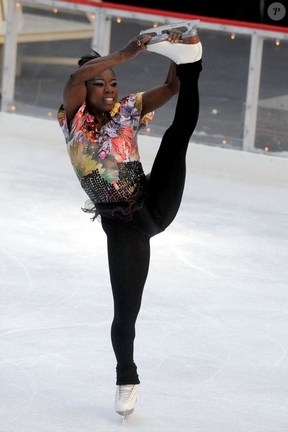 La championne française et médaillée d'argent aux championnats du monde, Surya Bonaly, se produit avec l'Ice Theatre Ensemble lors d'un spectacle spécial sur la patinoire de Rockefeller Plaza à New York City, NY, USA, le 21 janvier 2009. Photo Dennis Van TIne/Abaca