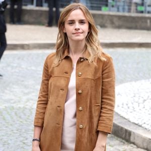 Pour commencer, la fortune de l'actrice de 36 ans s'élève à environ 85 millions de dollars (soit près de 78 millions d'euros).

Emma Watson aux arrivées du défilé Miu Miu Collection Femme Prêt-à-Porter Printemps/Eté 2026 lors de la Fashion Week de Paris (PFW), au Conseil Économique, social et environnemental, Palais d'lena, à Paris, France, le 6 octobre 2025. © Denis Guignebourg / Bestimage