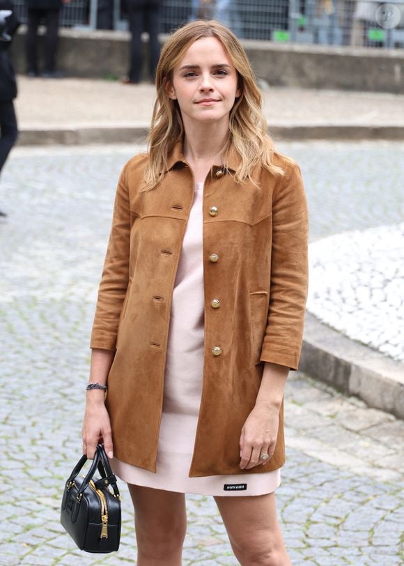 Pour commencer, la fortune de l'actrice de 36 ans s'élève à environ 85 millions de dollars (soit près de 78 millions d'euros).

Emma Watson aux arrivées du défilé Miu Miu Collection Femme Prêt-à-Porter Printemps/Eté 2026 lors de la Fashion Week de Paris (PFW), au Conseil Économique, social et environnemental, Palais d'lena, à Paris, France, le 6 octobre 2025. © Denis Guignebourg / Bestimage