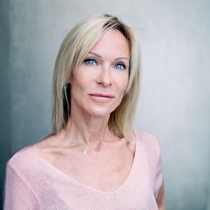 Rebecca Hampton a aujourd'hui 53 ans...

Portrait de Rebecca Hampton ©philippe Vermale