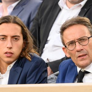 Julien Courbet est animateur, mais aussi papa.

Julien Courbet et son fils Gabin Courbet dans les tribunes lors des Internationaux de France de tennis à Roland Garros à Paris, France. Photo by Laurent Zabulon/ABACAPRESS.COM
