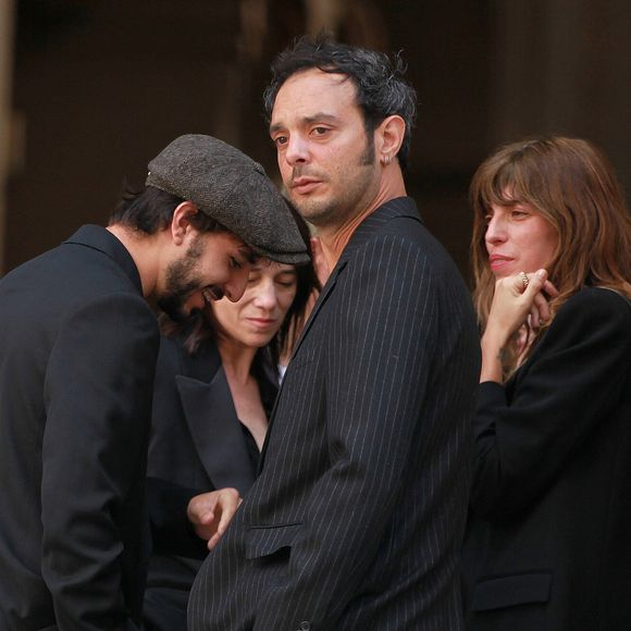 même si elle a dû annuler ses derniers concerts, elle est vraiment allée jusqu'au bout." 

Ben Attal, Charlotte Gainsbourg, Roman de Kermadec (Fils de Kate Barry), Lou Doillon - Sorties des obsèques de Jane Birkin en l'église Saint-Roch à Paris. Le 24 juillet 2023
© Jonathan Rebboah / Panoramic / Bestimage