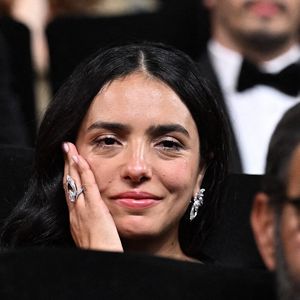 La réalisatrice et scénariste française Hafsia Herzi réagit après que l'actrice française Nadia Melliti a reçu le Prix d'interprétation féminine pour son rôle dans le film "La Petite dernière" lors de la cérémonie de clôture de la 78e édition du Festival de Cannes à Cannes, France, le 24 mai 2025. Photo de David Niviere/ABACAPRESS.COM