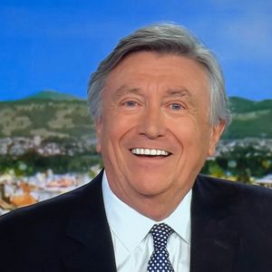 Jacques Legros présente son dernier JT de 13 heures sur TF1, le 9 mai 2025.

Photo : Agence / Bestimage