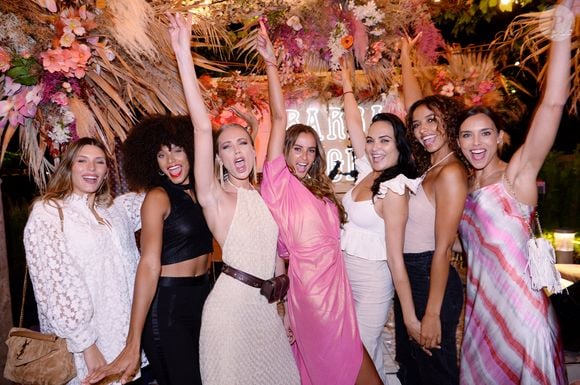 Exclusif - Camille Cerf (miss France 2015), Alicia Aylies (miss France 2017), Amandine Petit (miss France 2021), Malika Ménard (miss France 2010), Valérie Bègue (miss France 2008), Flora Coquerel (miss France 2014), Marine Lorphelin (miss France 2013) lors de l'anniversaire de Malika Ménard (miss France 2010) qui fête ses 34 ans au club Barbanegra à Paris le 20 juillet 2021. A noter, les invités de la soirée ne portent pas de masque.

© Rachid Bellak / Bestimage