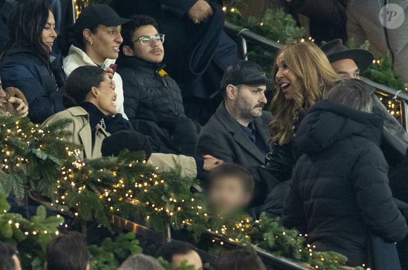 Imane Khelif, Tina Kunakey et Cathy Guetta - Célébrités dans les tribunes lors du match de Ligue des Champions entre le Paris Saint Germain contre Tottenham Hotspur Football Club (5-3) au Parc des Princes à Paris le 26 novembre 2025. © Cyril Moreau/Bestimage