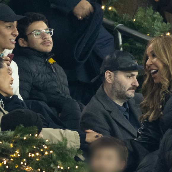 Imane Khelif, Tina Kunakey et Cathy Guetta - Célébrités dans les tribunes lors du match de Ligue des Champions entre le Paris Saint Germain contre Tottenham Hotspur Football Club (5-3) au Parc des Princes à Paris le 26 novembre 2025. © Cyril Moreau/Bestimage