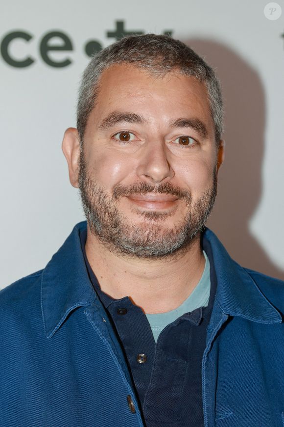 Mais selon ses dires, l’art "est un reflet des enjeux d’une époque". Mêlé à sa beauté, cela en fait un sujet passionnant à traiter.

Ali Baddou participe à la conférence de presse de France Télévision le 06 juillet 2022 à Paris, France. Photo par Nasser Berzane/ABACAPRESS.COM