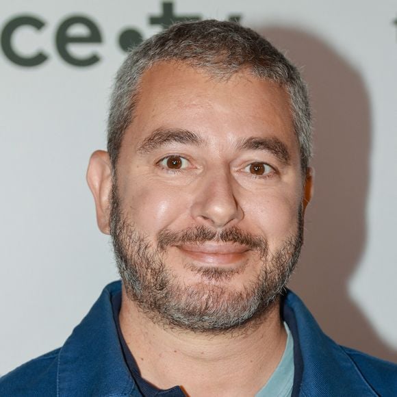 Mais selon ses dires, l’art "est un reflet des enjeux d’une époque". Mêlé à sa beauté, cela en fait un sujet passionnant à traiter.

Ali Baddou participe à la conférence de presse de France Télévision le 06 juillet 2022 à Paris, France. Photo par Nasser Berzane/ABACAPRESS.COM