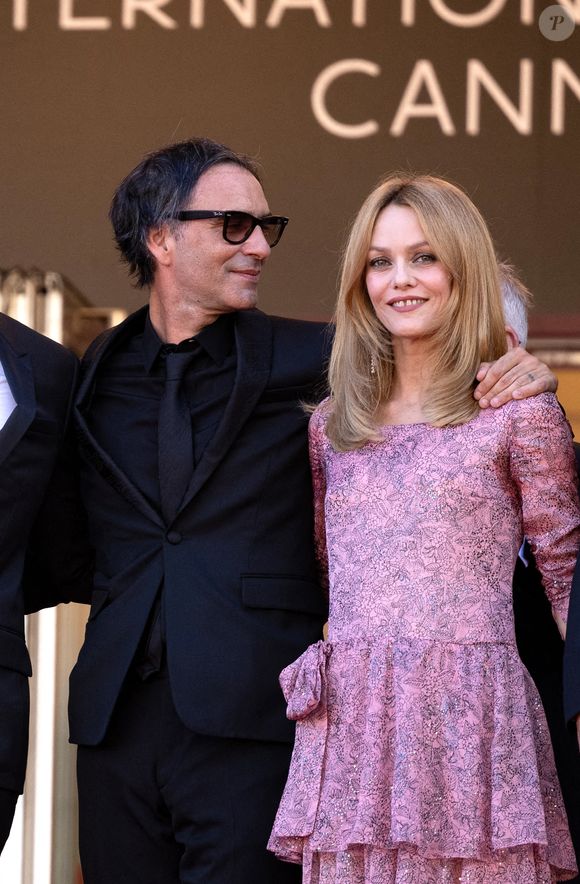 Elle s'est confiée à ce sujet dans l'émission "Laissez-vous tenter" le dimanche 7 septembre 2025 sur RTL

Vanessa Paradis, Samuel Benchetrit (réalisateur) - Montée des marches du film « De son vivant » lors du 74ème Festival International du Film de Cannes. Le 10 juillet 2021
© Borde-Jacovides-Moreau / Bestimage