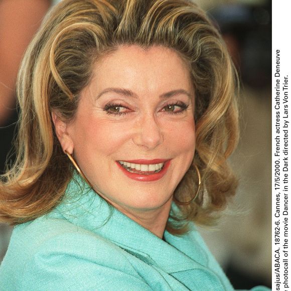© Hahn-Cassajus/ABACA. Cannes, 17/5/2000. L'actrice française Catherine Deneuve pose lors du photocall du film Dancer in the Dark réalisé par Lars Von Trier.