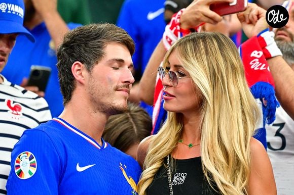 Dylan Deschamps et sa fiancée Mathilde Cappelaere dans les tribunes de la demi-finale du Championnat d'Europe de football, le 9 juillet 2024. 

© Bestimage