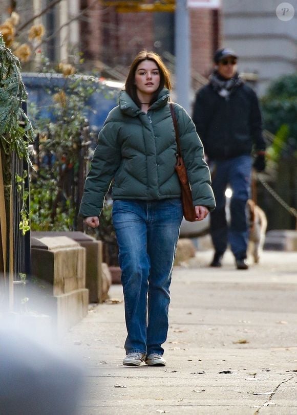 New York, NY - EXCLUSIF - Suri Cruise est arrivée au Barrymore Theatre pour voir sa mère, Katie Holmes, jouer dans « Our Town » pour son anniversaire.