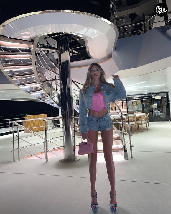 D'origine brésilienne, cette mannequin de 37 ans rayonne en Amérique latine et cumule près de deux millions d'abonnés sur les réseaux sociaux.

Victoria Triay, Instagram