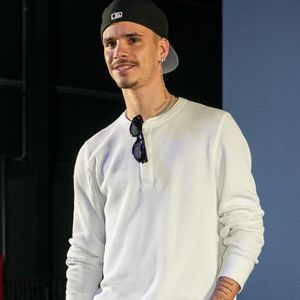 Il partage l’affiche avec des grands noms du cinéma français.

Romeo Beckham participe au photocall du dîner Acqua Fiuggi & Vogue Italia à l’occasion de la Fashion Week de Milan – prêt-à-porter féminin automne/hiver 2025-2026, le 28 février 2025 à Milan, en Italie.

© Stefano Guindani/SGP/Bestimage.