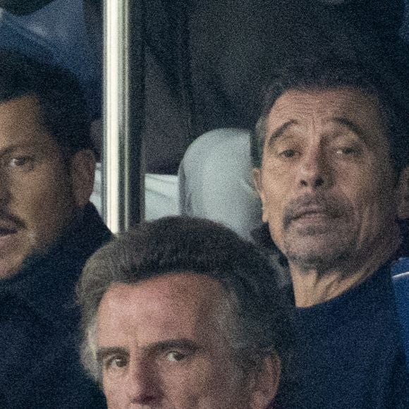 Kool Shen - Célébrités dans les tribunes du match de Ligue des Champions entre le PSG contre le Bayern de Munich (1-2) au Parc des Princes à Paris le 4 novembre 2025. © Cyril Moreau/Bestimage