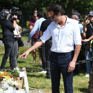 Anthony Delon et son demi-frère Alain-Fabien découvrent les hommages devant les grilles de la propriété de Douchy, quelques heures avant les obsèques de leur père, A.Delon, le 24 août 2024. © Agence / Bestimage