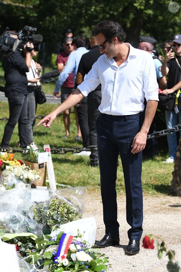 Anthony Delon et son demi-frère Alain-Fabien découvrent les hommages devant les grilles de la propriété de Douchy, quelques heures avant les obsèques de leur père, A.Delon, le 24 août 2024. © Agence / Bestimage