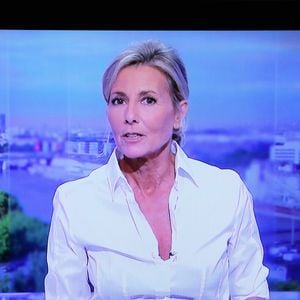 Capture d'écran de la dernière présentation du journal télévisé de Claire Chazal sur TF1 le 13 septembre 2015. AGENCE / BESTIMAGE