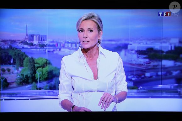 Capture d'écran de la dernière présentation du journal télévisé de Claire Chazal sur TF1 le 13 septembre 2015. AGENCE / BESTIMAGE
