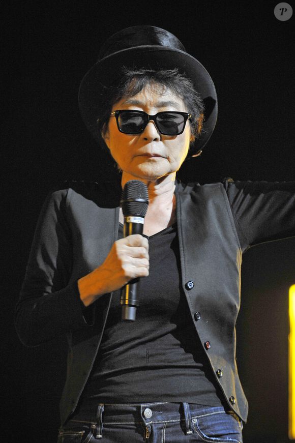 L'artisan breton doit trouver une solution d'urgence pour écouler un stock de plusieurs milliers de bouteilles.

Yoko Ono en concert au "Royal Festival Hall" a Londres, le 14 juin 2013