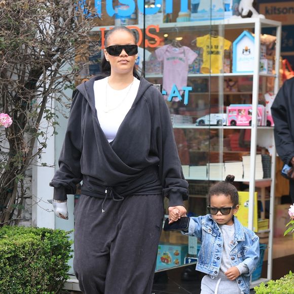 Exclusif - Rihanna et son fils Riot font du shopping dans le magasin pour enfants Kitson à West Hollywood.

Photo : Backgrid USA / Bestimage